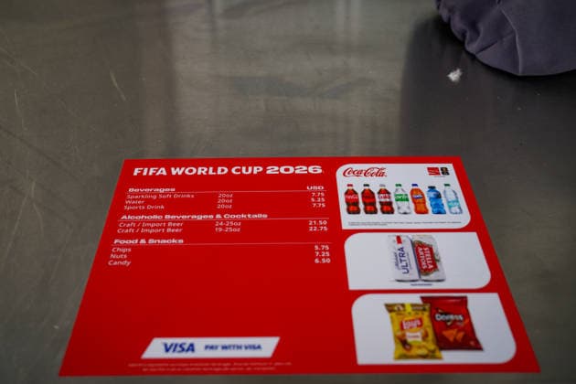 USA, Inglewood (Los Angeles County, Kalifornien), Nordamerika: Fussball FIFA World Cup, WM, Weltmeisterschaft, Fussball 2026, SoFi Stadium, Stadiongastronomie, Getränkepreise, hohe Getränkepreise, teure Getränkepreise, Bierpreise, Alkoholpreise, Premium Beer, Craft Beer, Softdrinks, Wasser, Verpflegung, Catering, Speisekarte, Getränkekarte, Inflation, Konsum, Kaufkraft, Hospitality, Stadionbetrieb, FIFA Branding, Großveranstaltung, Fußball-Weltmeisterschaft, Besucher, Fans, Eventmanagement, Verkaufsstand, Digital Signage, Symbolfoto. *** USA, Inglewood Los Angeles County, California , North America Football FIFA World Cup 2026, SoFi Stadium, stadium gastronomy, drink prices, high drink prices, expensive drink prices, beer prices, alcohol prices, premium beer, craft beer, soft drinks, water, food, catering, menu, drinks menu, inflation, consumption, purchasing power, hospitality, stadium operations, FIFA branding, major event, soccer World Cup, visitors, fans, event management, sales stand, digital signage, symbol photo Copyright: xJOERANxSTEINSIEKx