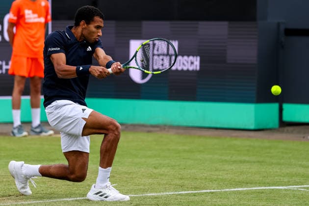 ROSMALEN, NETHERLANDS - JUNE 11: Felix Auger-Aliassime of Canada plays a backhand in his Men s Singles Second Round match against Marton Fucsovics of Hungary during Day 4 of the Libema Open Grass Court Championships at the Autotron on June 11, 2026 in Rosmalen, Netherlands.  Copyright: xRenexNijhuis MBxMediax
