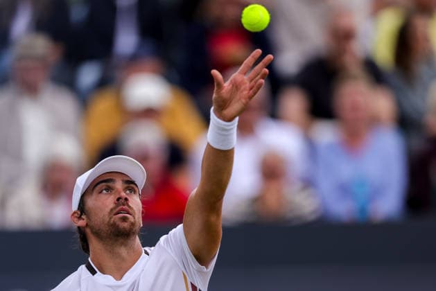 ROSMALEN, NETHERLANDS - JUNE 11: Benjamin Bonzi of France serves in his Men s Singles Second Round match against Ugo Humbert of France during Day 4 of the Libema Open Grass Court Championships at the Autotron on June 11, 2026 in Rosmalen, Netherlands.  Copyright: xRenexNijhuis MBxMediax