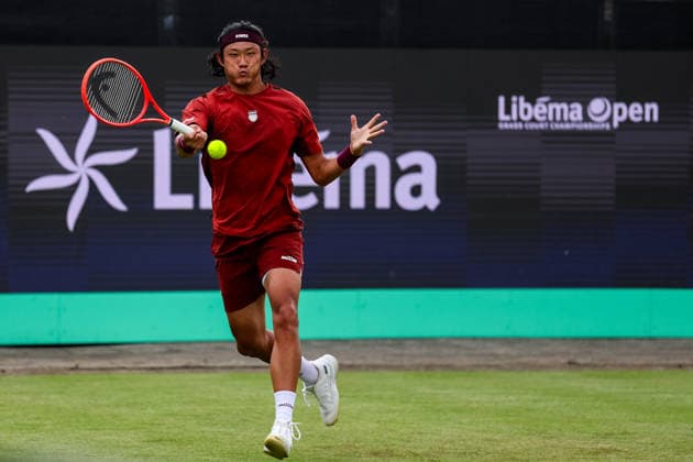 ROSMALEN, NETHERLANDS - JUNE 11: Zhizhen Zhang of China plays a forehand in his Men s Singles Second Round match against Tallon Griekspoor of the Netherlands during Day 4 of the Libema Open Grass Court Championships at the Autotron on June 11, 2026 in Rosmalen, Netherlands.  Copyright: xRenexNijhuis MBxMediax