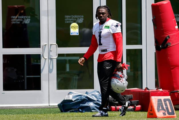 FOXBOROUGH, MA - JUNE 10: A.J. Brown 1 of the New England Patriots during New England Patriots Minicamp on June 10, 2026, at Gillette Stadium in Foxborough, Massachusetts. (Photo by Fred Kfoury III Icon Sportswire) NFL, American Football Herren, USA JUN 10 New England Patriots OTA EDITORIAL USE ONLY Icon482260610104