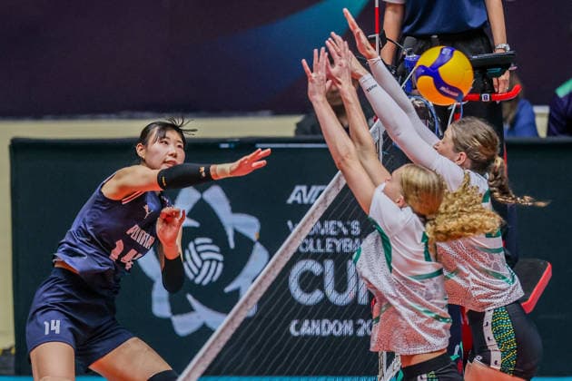 (260611) -- ILOCOS SUR PROVINCE, June 11, 2026 -- Jeong Yunju (L) of South Korea spikes during the pool A match between South Korea and Australia at the 2026 AVC Women s Cup in Ilocos Sur Province, the Philippines, on June 11, 2026. ) (SP)THE PHILIPPINES-ILOCOS SUR PROVINCE-VOLLEYBALL-AVC WOMEN S CUP RouellexUmali 