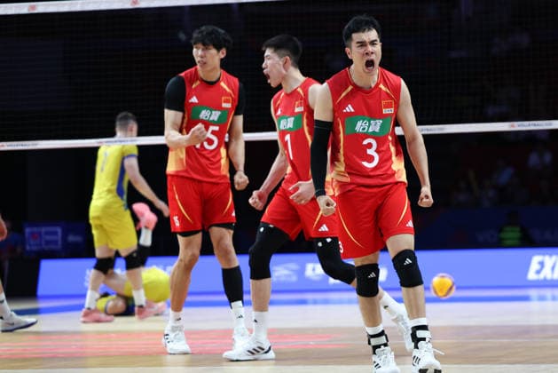 (260611) -- LINYI, June 11, 2026 -- Wang Hebin (front R) of China celebrates a score during the men s pool 3 match between China and Ukraine at the 2026 Volleyball Nations League (VNL) in Linyi, east China s Shandong Province, June 11, 2026. ) (SP)CHINA-LINYI-VOLLEYBALL NATIONS LEAGUE-CHN VS UKR(CN) ZhuxZheng 