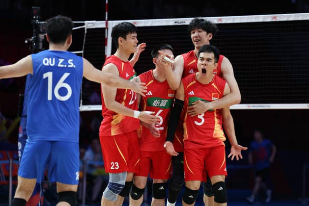 (260611) -- LINYI, June 11, 2026 -- Wang Hebin (front R) of China celebrates a score during the men s pool 3 match between China and Ukraine at the 2026 Volleyball Nations League (VNL) in Linyi, east China s Shandong Province, June 11, 2026. ) (SP)CHINA-LINYI-VOLLEYBALL NATIONS LEAGUE-CHN VS UKR(CN) ZhuxZheng 
