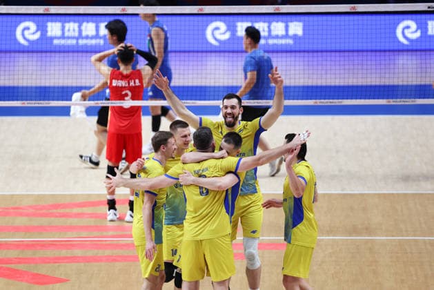 (260611) -- LINYI, June 11, 2026 -- Players of Ukraine celebrate a score during the men s pool 3 match between China and Ukraine at the 2026 Volleyball Nations League (VNL) in Linyi, east China s Shandong Province, June 11, 2026. ) (SP)CHINA-LINYI-VOLLEYBALL NATIONS LEAGUE-CHN VS UKR(CN) ZhuxZheng 