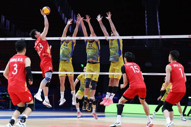 (260611) -- LINYI, June 11, 2026 -- Wang Bin (top L) of China spikes during the men s pool 3 match between China and Ukraine at the 2026 Volleyball Nations League (VNL) in Linyi, east China s Shandong Province, June 11, 2026. ) (SP)CHINA-LINYI-VOLLEYBALL NATIONS LEAGUE-CHN VS UKR(CN) ZhuxZheng 