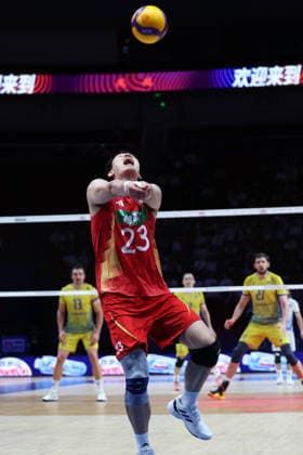 (260611) -- LINYI, June 11, 2026 -- Wang Bin of China saves the ball during the men s pool 3 match between China and Ukraine at the 2026 Volleyball Nations League (VNL) in Linyi, east China s Shandong Province, June 11, 2026. ) (SP)CHINA-LINYI-VOLLEYBALL NATIONS LEAGUE-CHN VS UKR(CN) ZhuxZheng 