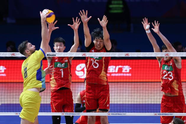 (260611) -- LINYI, June 11, 2026 -- Wen Zihua, Peng Shikun and Wang Bin (L to R) of China defend during the men s pool 3 match between China and Ukraine at the 2026 Volleyball Nations League (VNL) in Linyi, east China s Shandong Province, June 11, 2026. ) (SP)CHINA-LINYI-VOLLEYBALL NATIONS LEAGUE-CHN VS UKR(CN) ZhuxZheng 
