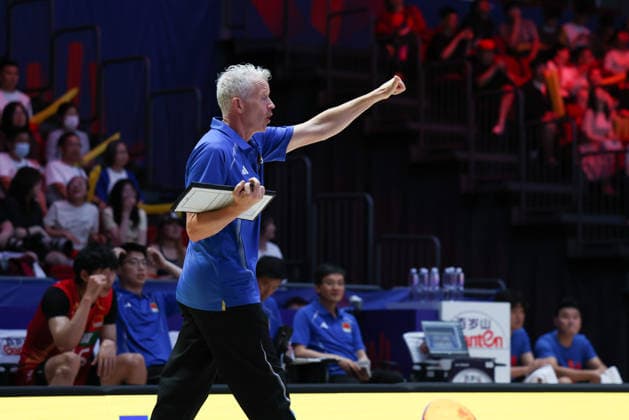 (260611) -- LINYI, June 11, 2026 -- Head coach of China Vital Heynen gestures during the men s pool 3 match between China and Ukraine at the 2026 Volleyball Nations League (VNL) in Linyi, east China s Shandong Province, June 11, 2026. ) (SP)CHINA-LINYI-VOLLEYBALL NATIONS LEAGUE-CHN VS UKR(CN) ZhuxZheng 