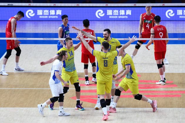 (260611) -- LINYI, June 11, 2026 -- Players of Ukraine celebrate a score during the men s pool 3 match between China and Ukraine at the 2026 Volleyball Nations League (VNL) in Linyi, east China s Shandong Province, June 11, 2026. ) (SP)CHINA-LINYI-VOLLEYBALL NATIONS LEAGUE-CHN VS UKR(CN) ZhuxZheng 