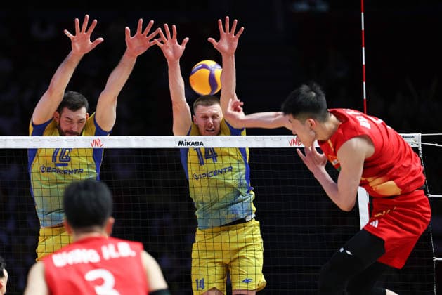 (260611) -- LINYI, June 11, 2026 -- Yurii Semeniuk (L) and Illa Kovalov (C) of Ukraine defend during the men s pool 3 match between China and Ukraine at the 2026 Volleyball Nations League (VNL) in Linyi, east China s Shandong Province, June 11, 2026. ) (SP)CHINA-LINYI-VOLLEYBALL NATIONS LEAGUE-CHN VS UKR(CN) ZhuxZheng 