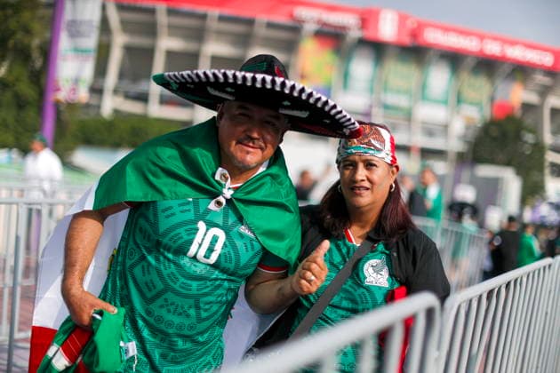 FIFA World Cup, WM, Weltmeisterschaft, Fussball 2026 - Group A - Mexico vs South Africa Fans of Mexico pose for photgraphs outside the Mexico City Stadium, Mexico, 11 June 2026, prior to the FIFA World Cup 2026 opening match Mexico against South Africa. MEXICO CITY Mexico  Copyright: xIsaacxEsquivelx