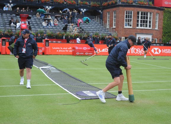 Tennis - HSBC Queen™s Club Championships - Women™s WTA, Tennis Damen 500 Tournament - Queen™s Club, London - Thurssday 11th June 2026 Women™s singles second Round; Sorana Cirstea (ROU) v Emma Raducanu (GBR) The net comes back down before they could start the match COLORSPORT ANDREW COWIE 
