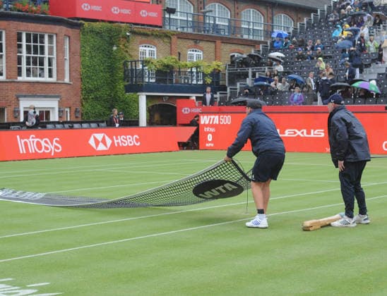 WTA, Tennis Damen 500 Tournament - Queen™s Club, London - Thurssday 11th June 2026 Women™s singles second Round; Sorana Cirstea (ROU) v Emma Raducanu (GBR) The net comes back down before they could start the match COLORSPORT ANDREW COWIE 