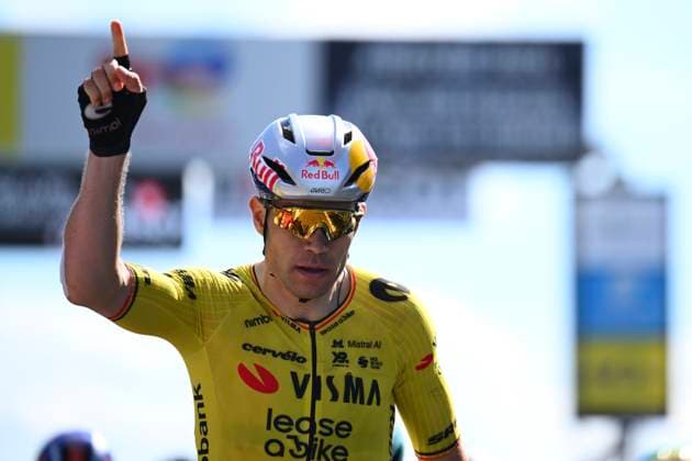 Tour Auvergne - Rhone-Alpes 2026 Stage 5 PARC DES OISEAUX - VILLARS-LES-DOMBES, FRANCE - JUNE 11 : Van Aert Wout (BEL) of Team Visma Lease a Bike wins the sprint during stage 5 of the 78th edition of Tour Auvergne - Rhone-Alpes an UCI World Tour 2.UWT cycling road race stage for Men Elite of 195.8 km with start in Saint-Chamond and finish in Parc des Oiseaux - Villars-les-Dombes on June 11, 2026 in Parc des Oiseaux - Villars-les-Dombes, France, 11 06 2026 ( Motordriver Guy De Vuyst - Parc des Oiseaux - Villars-les-Dombes France  Copyright: xVincentxKalutx