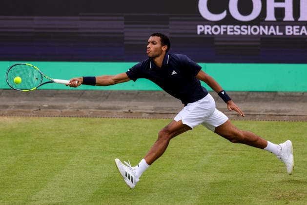 ROSMALEN, NETHERLANDS - JUNE 11: Felix Auger-Aliassime of Canada plays a forehand in his Men s Singles Second Round match against Marton Fucsovics of Hungary during Day 4 of the Libema Open Grass Court Championships at the Autotron on June 11, 2026 in Rosmalen, Netherlands.  Copyright: xRenexNijhuis MBxMediax