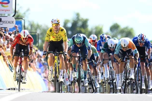 Tour Auvergne - Rhone-Alpes 2026 Stage 5 PARC DES OISEAUX - VILLARS-LES-DOMBES, FRANCE - JUNE 11 : Van Aert Wout (BEL) of Team Visma Lease a Bike wins the sprint, second place for Hofstetter Hugo (FRA) of NSN Cycling Team, third place for Bauhaus Phil (GER) of Bahrain - Victorious, fourth place for Braet Vito (BEL) of Lotto Intermarche during stage 5 of the 78th edition of Tour Auvergne - Rhone-Alpes an UCI World Tour 2.UWT cycling road race stage for Men Elite of 195.8 km with start in Saint-Chamond and finish in Parc des Oiseaux - Villars-les-Dombes on June 11, 2026 in Parc des Oiseaux - Villars-les-Dombes, France, 11 06 2026 ( Motordriver Guy De Vuyst - Parc des Oiseaux - Villars-les-Dombes France  Copyright: xVincentxKalutx