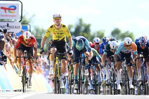 Tour Auvergne - Rhone-Alpes 2026 Stage 5 PARC DES OISEAUX - VILLARS-LES-DOMBES, FRANCE - JUNE 11 : Van Aert Wout (BEL) of Team Visma Lease a Bike wins the sprint, second place for Hofstetter Hugo (FRA) of NSN Cycling Team, third place for Bauhaus Phil (GER) of Bahrain - Victorious, fourth place for Braet Vito (BEL) of Lotto Intermarche during stage 5 of the 78th edition of Tour Auvergne - Rhone-Alpes an UCI World Tour 2.UWT cycling road race stage for Men Elite of 195.8 km with start in Saint-Chamond and finish in Parc des Oiseaux - Villars-les-Dombes on June 11, 2026 in Parc des Oiseaux - Villars-les-Dombes, France, 11 06 2026 ( Motordriver Guy De Vuyst - Parc des Oiseaux - Villars-les-Dombes France  Copyright: xVincentxKalutx