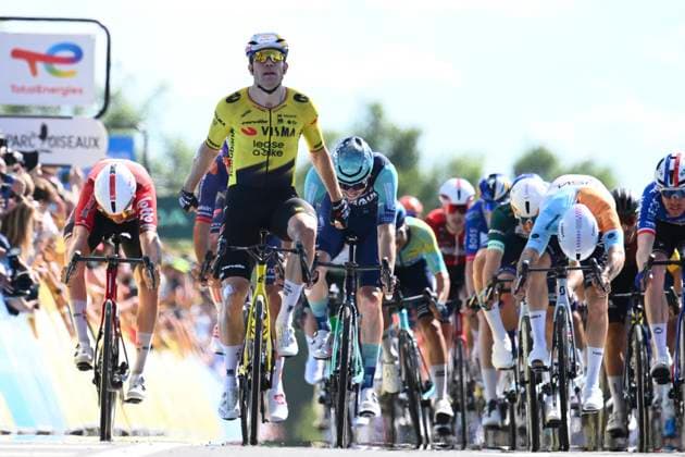 Tour Auvergne - Rhone-Alpes 2026 Stage 5 PARC DES OISEAUX - VILLARS-LES-DOMBES, FRANCE - JUNE 11 : Van Aert Wout (BEL) of Team Visma Lease a Bike wins the sprint, second place for Hofstetter Hugo (FRA) of NSN Cycling Team, third place for Bauhaus Phil (GER) of Bahrain - Victorious, fourth place for Braet Vito (BEL) of Lotto Intermarche during stage 5 of the 78th edition of Tour Auvergne - Rhone-Alpes an UCI World Tour 2.UWT cycling road race stage for Men Elite of 195.8 km with start in Saint-Chamond and finish in Parc des Oiseaux - Villars-les-Dombes on June 11, 2026 in Parc des Oiseaux - Villars-les-Dombes, France, 11 06 2026 ( Motordriver Guy De Vuyst - Parc des Oiseaux - Villars-les-Dombes France  Copyright: xVincentxKalutx