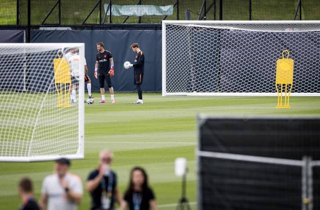 KANSAS CITY - Netherlands goalkeeper Mark Flekken and Netherlands goalkeeper Robin Roefs during a training session of the Dutch national team, Nationalteam at the training complex on June 11, 2026, in Kansas City. The Dutch national team is preparing for the 2026 FIFA World Cup, WM, Weltmeisterschaft, Fussball KOEN VAN WEEL ANP xVIxANPxSportx xxANPxIVx 560749869 originalFilename: 560749869.jpg