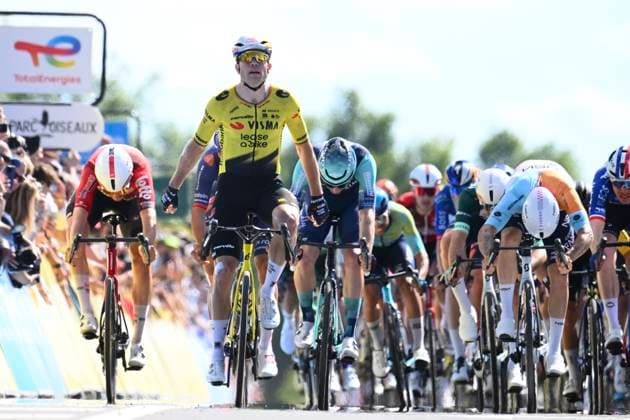 Tour Auvergne - Rhone-Alpes 2026 Stage 5 PARC DES OISEAUX - VILLARS-LES-DOMBES, FRANCE - JUNE 11 : Van Aert Wout (BEL) of Team Visma Lease a Bike wins the sprint, second place for Hofstetter Hugo (FRA) of NSN Cycling Team, third place for Bauhaus Phil (GER) of Bahrain - Victorious, fourth place for Braet Vito (BEL) of Lotto Intermarche during stage 5 of the 78th edition of Tour Auvergne - Rhone-Alpes an UCI World Tour 2.UWT cycling road race stage for Men Elite of 195.8 km with start in Saint-Chamond and finish in Parc des Oiseaux - Villars-les-Dombes on June 11, 2026 in Parc des Oiseaux - Villars-les-Dombes, France, 11 06 2026 ( Motordriver Guy De Vuyst - Parc des Oiseaux - Villars-les-Dombes France  Copyright: xVincentxKalutx