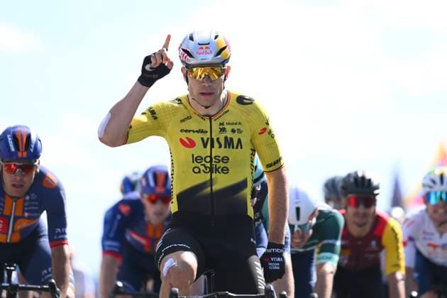 Tour Auvergne - Rhone-Alpes 2026 Stage 5 PARC DES OISEAUX - VILLARS-LES-DOMBES, FRANCE - JUNE 11 : Van Aert Wout (BEL) of Team Visma Lease a Bike wins the sprint during stage 5 of the 78th edition of Tour Auvergne - Rhone-Alpes an UCI World Tour 2.UWT cycling road race stage for Men Elite of 195.8 km with start in Saint-Chamond and finish in Parc des Oiseaux - Villars-les-Dombes on June 11, 2026 in Parc des Oiseaux - Villars-les-Dombes, France, 11 06 2026 ( Motordriver Guy De Vuyst - Parc des Oiseaux - Villars-les-Dombes France  Copyright: xVincentxKalutx