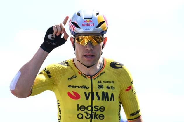 Tour Auvergne - Rhone-Alpes 2026 Stage 5 PARC DES OISEAUX - VILLARS-LES-DOMBES, FRANCE - JUNE 11 : Van Aert Wout (BEL) of Team Visma Lease a Bike wins the sprint during stage 5 of the 78th edition of Tour Auvergne - Rhone-Alpes an UCI World Tour 2.UWT cycling road race stage for Men Elite of 195.8 km with start in Saint-Chamond and finish in Parc des Oiseaux - Villars-les-Dombes on June 11, 2026 in Parc des Oiseaux - Villars-les-Dombes, France, 11 06 2026 ( Motordriver Guy De Vuyst - Parc des Oiseaux - Villars-les-Dombes France  Copyright: xVincentxKalutx