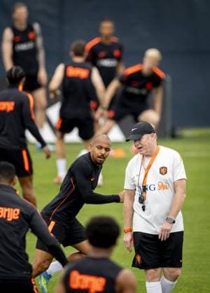 KANSAS CITY - Donyell Malen of the Netherlands and Netherlands coach Ronald Koeman during a training session of the Dutch national team, Nationalteam at the training complex on June 11, 2026, in Kansas City. The Dutch national team is preparing for the 2026 World Cup. KOEN VAN WEEL ANP xVIxANPxSportx xxANPxIVx 560751042 originalFilename: 560751042.jpg
