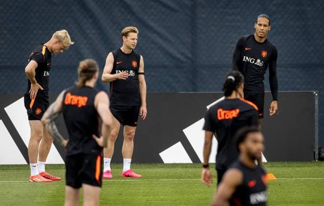 KANSAS CITY - Jan Paul van Hecke for the Netherlands, Frenkie de Jong for the Netherlands, and Virgil van Dijk for the Netherlands during a training session of the Dutch national team, Nationalteam at the training complex on June 11, 2026, in Kansas City. The Dutch national team is preparing for the 2026 FIFA World Cup, WM, Weltmeisterschaft, Fussball KOEN VAN WEEL ANP xVIxANPxSportx xxANPxIVx 560751081 originalFilename: 560751081.jpg