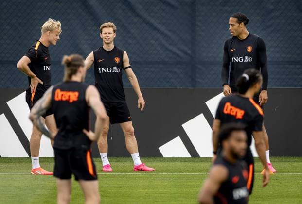 KANSAS CITY - Jan Paul van Hecke for the Netherlands, Frenkie de Jong for the Netherlands, and Virgil van Dijk for the Netherlands during a training session of the Dutch national team, Nationalteam at the training complex on June 11, 2026, in Kansas City. The Dutch national team is preparing for the 2026 FIFA World Cup, WM, Weltmeisterschaft, Fussball KOEN VAN WEEL ANP xVIxANPxSportx xxANPxIVx 560751213 originalFilename: 560751213.jpg