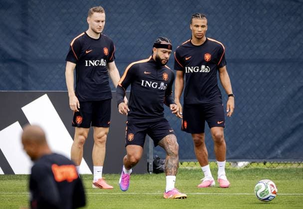 KANSAS CITY - Teun Koopmeiners of the Netherlands, Memphis Depay of the Netherlands, and Nathan Ake of the Netherlands during a training session of the Dutch national team, Nationalteam at the training complex on June 11, 2026, in Kansas City. The Dutch national team is preparing for the 2026 FIFA World Cup, WM, Weltmeisterschaft, Fussball ROBIN VAN LONKHUIJSEN ANP xVIxANPxSportx xxANPxIVx 560751579 originalFilename: 560751579.jpg