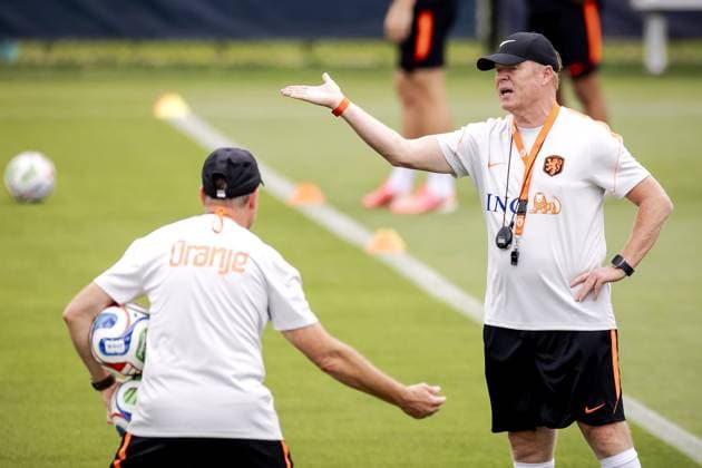 KANSAS CITY - Netherlands coach Ronald Koeman during a training session of the Dutch national team, Nationalteam at the training complex on June 11, 2026, in Kansas City. The Dutch national team is preparing for the 2026 World Cup. ROBIN VAN LONKHUIJSEN ANP xVIxANPxSportx xxANPxIVx 560751769 originalFilename: 560751769.jpg