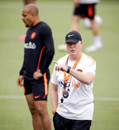 KANSAS CITY - Donyell Malen of the Netherlands and Netherlands coach Ronald Koeman during a training session of the Dutch national team, Nationalteam at the training complex on June 11, 2026, in Kansas City. The Dutch national team is preparing for the 2026 World Cup. ROBIN VAN LONKHUIJSEN ANP xVIxANPxSportx xxANPxIVx 560751886 originalFilename: 560751886.jpg