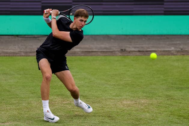 ROSMALEN, NETHERLANDS - JUNE 11: Thijs Boogaard of the Netherlands plays a backhand in his Men s Singles Second Round match against Daniil Medvedev of Russia during Day 4 of the Libema Open Grass Court Championships at the Autotron on June 11, 2026 in Rosmalen, Netherlands.  Copyright: xRenexNijhuis MBxMediax