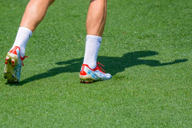 World Cup 2026 Greensboro, USA 20260611 The shadow of Morten Thorsby and his leg with football boots during training with the Norwegian mens national football team at The University of North Carolina Greensboro UNCG Photo Fredrik Varfjell NTB Greensboro USA EDITORIAL USE ONLY RESTRICTED USE FOR BETTING COMPANIES  Copyright: xFredrikxVarfjellx xNTBx