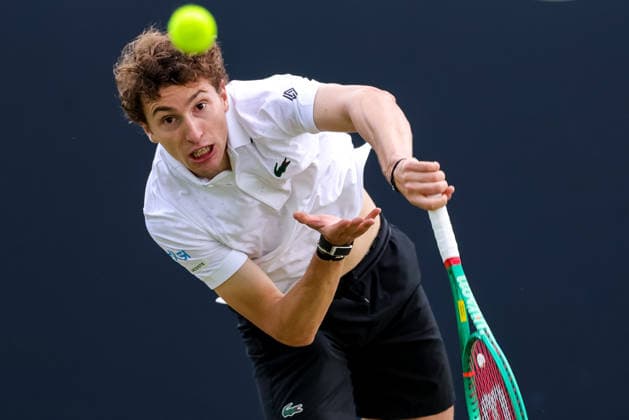 ROSMALEN, NETHERLANDS - JUNE 11: Ugo Humbert of France serves in his Men s Singles Second Round match against Benjamin Bonzi of France during Day 4 of the Libema Open Grass Court Championships at the Autotron on June 11, 2026 in Rosmalen, Netherlands.  Copyright: xRenexNijhuis MBxMediax