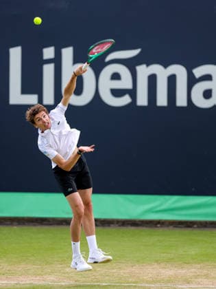 ROSMALEN, NETHERLANDS - JUNE 11: Ugo Humbert of France serves in his Men s Singles Second Round match against Benjamin Bonzi of France during Day 4 of the Libema Open Grass Court Championships at the Autotron on June 11, 2026 in Rosmalen, Netherlands.  Copyright: xRenexNijhuis MBxMediax