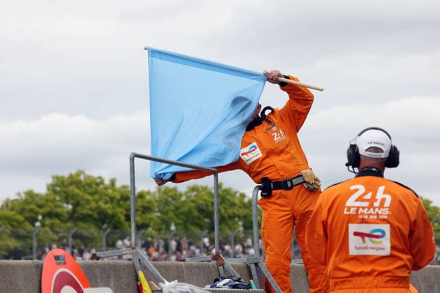 Track marshal shows the blue flag for overtaking, 3 free practice, 24 Hours of Le Mans race, France, WEC World Endurance Championship, 11 06 2026