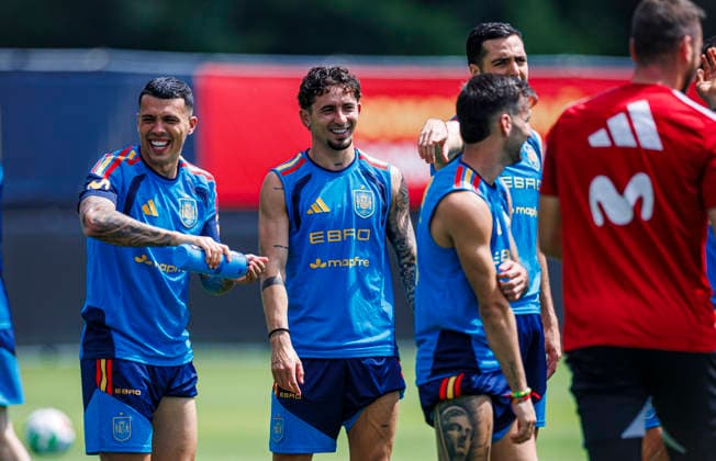 Sapin national team, Nationalteam World Cup - 11 06 2026 Pedro Porro of Spain (L) and Yeremi Pino of Spain (C) during the Spanish national team s training session at their World Cup base camp at the Baylor School in Chattanooga, United States of America on June 11, 2026. Photo (PGS Photo Agency) Chattanooga United Satates of America Copyright: xPGSxPhotoxAgencyx