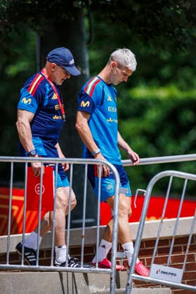 Sapin national team, Nationalteam World Cup - 11 06 2026 Luis de la Fuente, Manager of Spain (L) and Dani Olmo of Spain (R) during the Spanish national team s training session at their World Cup base camp at the Baylor School in Chattanooga, United States of America on June 11, 2026. Photo (PGS Photo Agency) Chattanooga United Satates of America Copyright: xPGSxPhotoxAgencyx