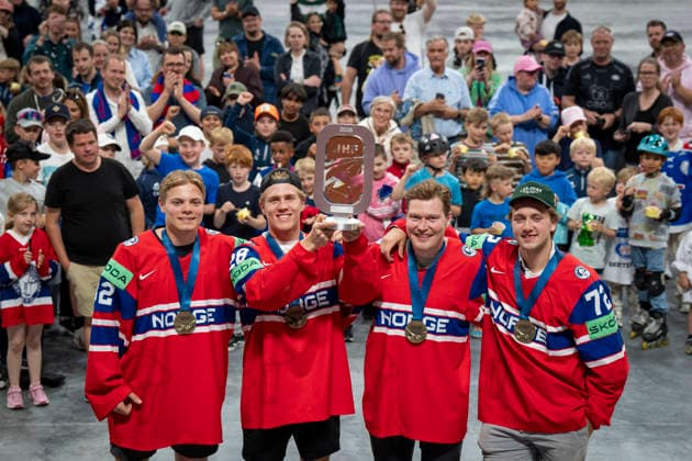 The World Cup trophy comes to Jordal Amfi Oslo 20260611 Ice hockey players Mathias Arnkvaern, Michael Brandsegg Nygard, Thomas Olsen and Stian Solberg all made history with their victory over Canada in the bronze final of this years Ice Hockey World Cup All the players have a background from Valerenga On Thursday, the World Cup trophy came to Jordal Amfi where Valerenga ice hockey has its home field Photo Heiko Junge NTB Oslo Norway EDITORIAL USE ONLY RESTRICTED USE FOR BETTING COMPANIES  Copyright: xHeikoxJungex xNTBx
