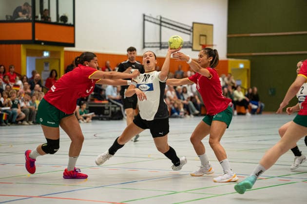 Germany U20w vs. Portugal U20w, Handball, Vier-Nationenturnier, 11.6.2026, Saision 2025 2026, Hannover Lara Daeuble (Deutschland U20 Frauen, 10, spielt bei Frisch Auf Goeppingen) im Zweikampf Hannover Sporthalle Sahlkamp Deutschland *** Germany U20w vs Portugal U20w, Handball, Four Nations Tournament, 11 6 2026, Season 2025 2026, Hannover Lara Daeuble Germany U20 Women, 10, plays at Frisch Auf Goeppingen in duel Hannover Sporthalle Sahlkamp Germany