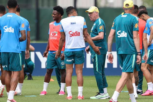 FIFA World Cup, WM, Weltmeisterschaft, Fussball 2026 - Brazil training session Carlo Ancelotti (C-R), Brazil s head coach, talks with Casemiro (C) during a training session of the national soccer team for the FIFA World Cup 2026 at Columbia Park in Morristown, New Jersey, USA, 11 June 2026. Morristown United States  Copyright: xSebastiaoxMoreirax