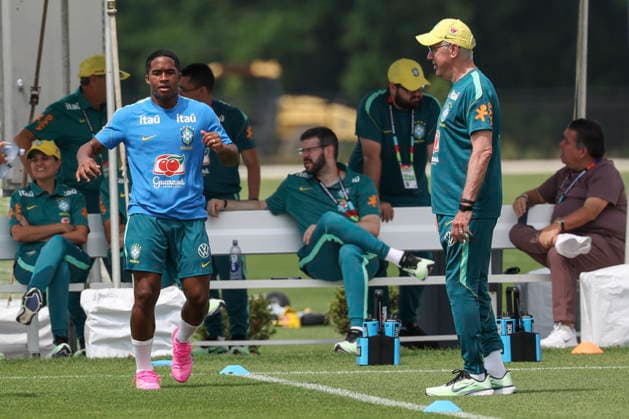 FIFA World Cup, WM, Weltmeisterschaft, Fussball 2026 - Brazil training session Carlo Ancelotti (R), Brazil s head coach, talks with Endrick (L) during a training session of the national soccer team for the FIFA World Cup 2026 at Columbia Park in Morristown, New Jersey, USA, 11 June 2026. Morristown United States  Copyright: xSebastiaoxMoreirax