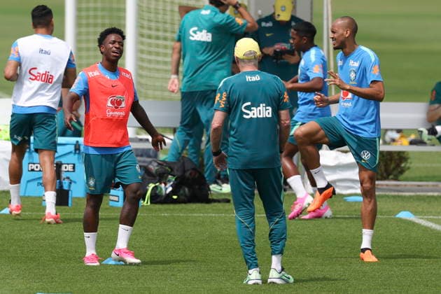 FIFA World Cup, WM, Weltmeisterschaft, Fussball 2026 - Brazil training session Carlo Ancelotti (C), Brazil s head coach, directs Vini Jr. (L) and Fabinho (R) during a training session of the national soccer team for the FIFA World Cup 2026 at Columbia Park in Morristown, New Jersey, USA, 11 June 2026. Morristown United States  Copyright: xSebastiaoxMoreirax