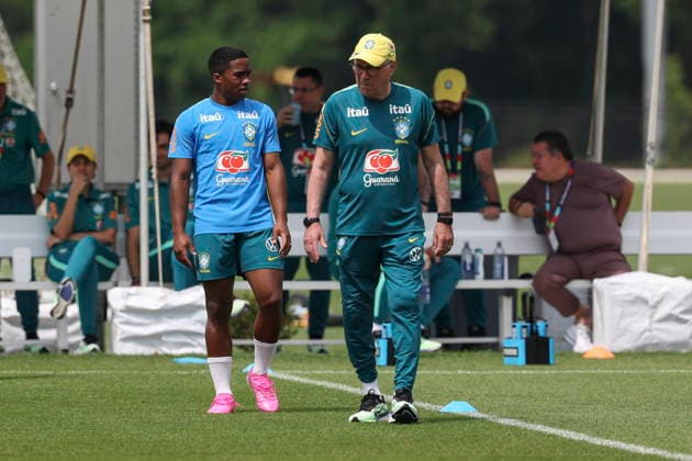 FIFA World Cup, WM, Weltmeisterschaft, Fussball 2026 - Brazil training session Carlo Ancelotti (R), Brazil s head coach, talks with Endrick (L) during a training session of the national soccer team for the FIFA World Cup 2026 at Columbia Park in Morristown, New Jersey, USA, 11 June 2026. Morristown United States  Copyright: xSebastiaoxMoreirax