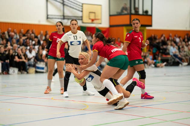Germany U20w vs Portugal U20w, Handball, Four Nations Tournament, 11 6 2026, Season 2025 2026, Hannover Ruslana Litvinov Germany U20 Women, 08, plays at Buxtehuder SV is held up by Iara Francisco Portugal U20 Women, 06 Hannover Sporthalle Sahlkamp Germany