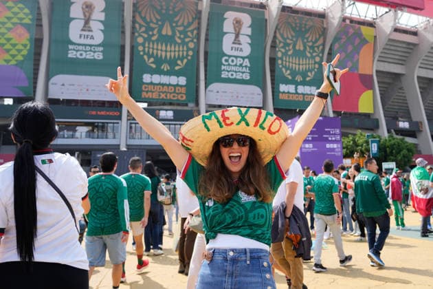 June 11, 2026, Mexico City, Mexico, Mexico: Supporter of Mexico poses for the photoduring the FIFA World Cup, WM, Weltmeisterschaft, Fussball 2026 Group A match between Mexico and South Africa at Mexico City Stadium on June 11, 2026 in Mexico City, Mexico. Mexico City Mexico - ZUMAa181 20260611_zaa_a181_017 Copyright: xJosexBretonx