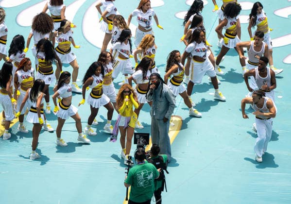 Soccer, Men, FIFA World Cup 2026 in Mexico, Canada and USA, Opening match in Mexico City Group A, 1 Matchday , Mexico South Africa, Shakira and Burna Boy with dancers at the opening ceremony, 11 06 2026, Copyright: xMatthiasxKochx