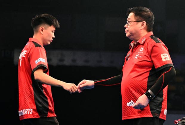 11 06 2026, xhbx, Dart World Cup of Darts 2025, v l Phuay Wei Tan Singapore , Paul Lim Singapore DFL DFB REGULATIONS PROHIBIT ANY USE OF PHOTOGRAPHS as IMAGE SEQUENCES and or QUASI VIDEO Frankfurt